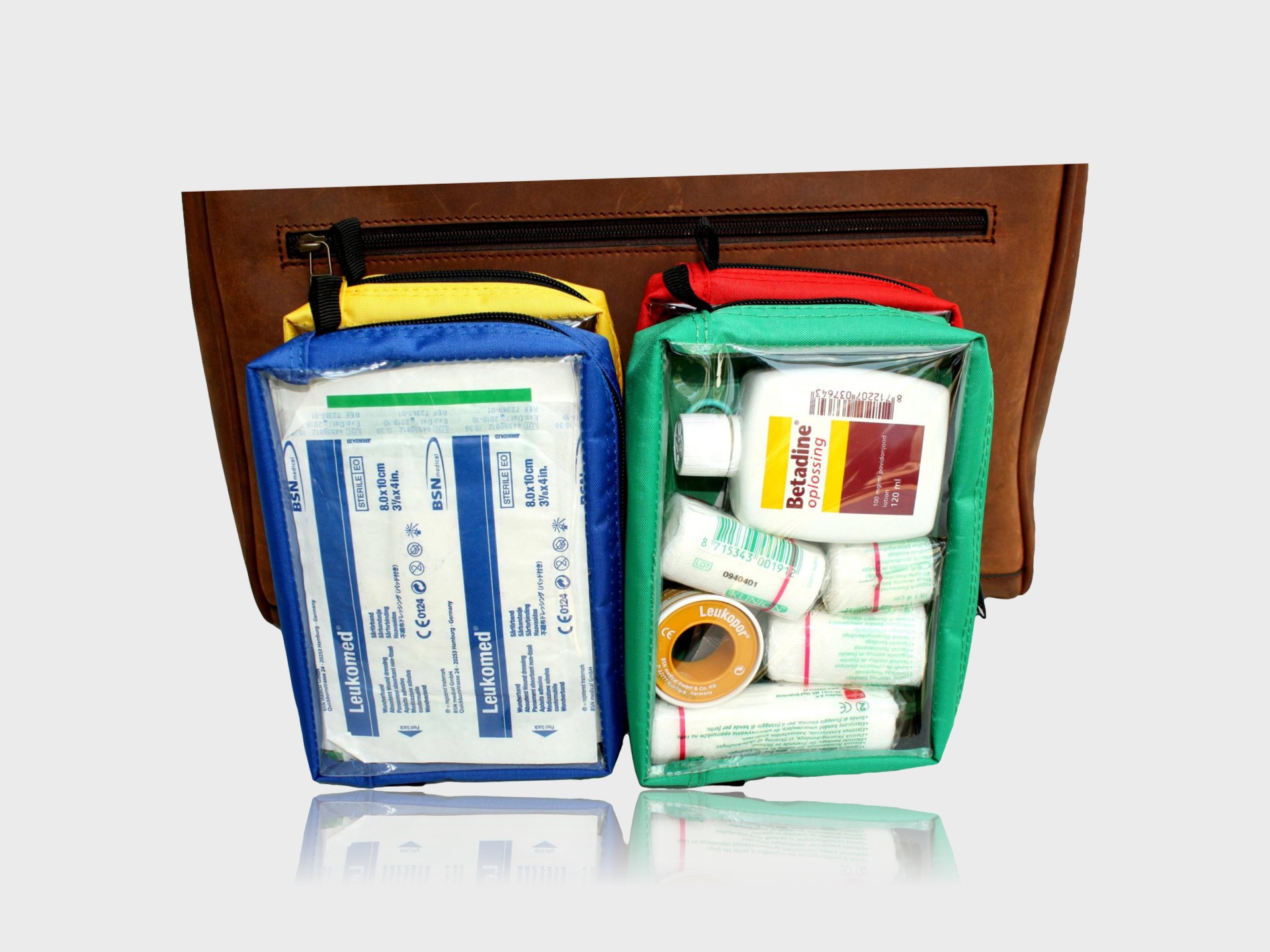 7482 Set van 4 gekleurde polyester tasjes met venster voor in dokterstas scaled clipped rev 1
