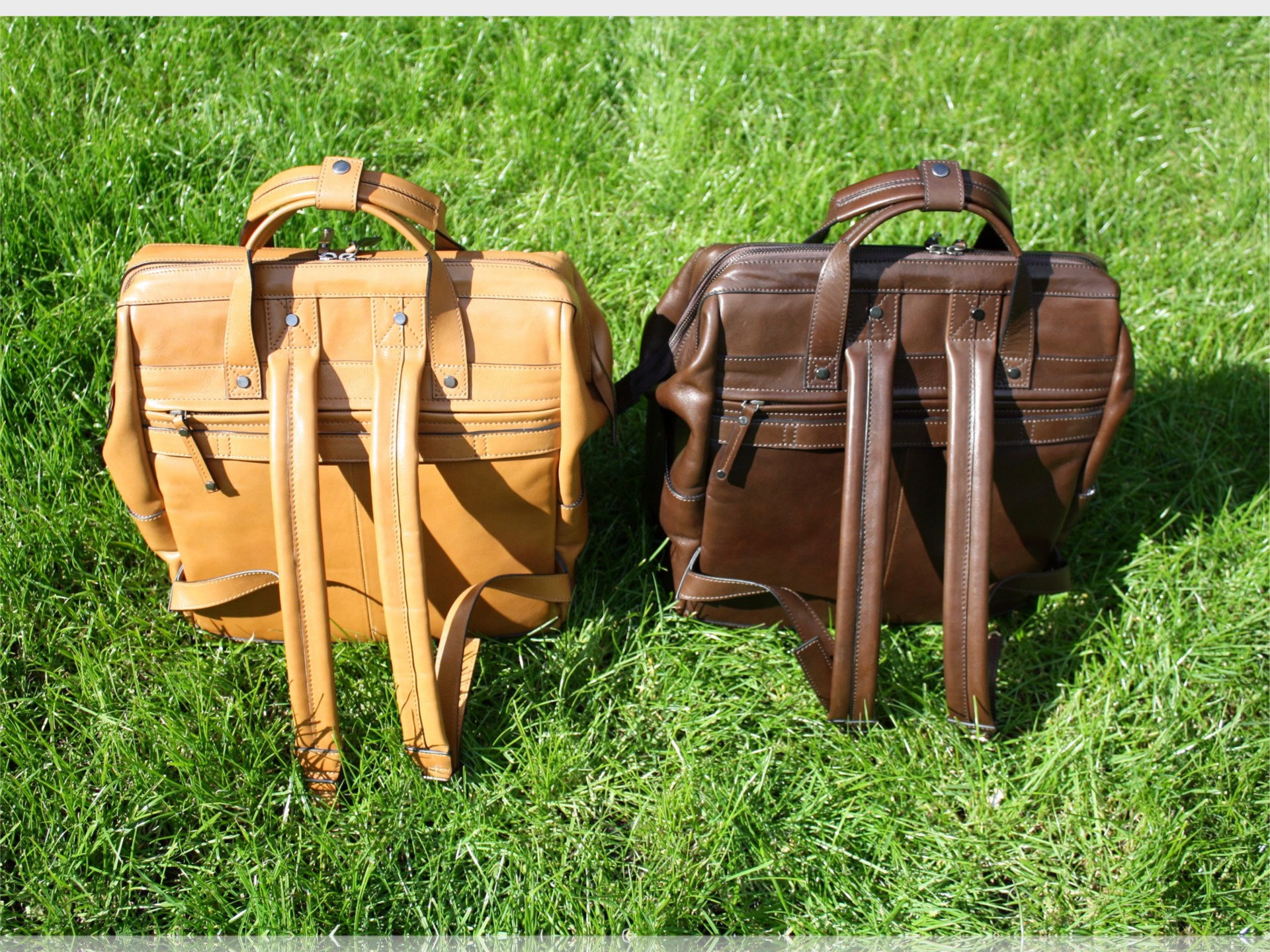 McFermoir zipper achterzijde op gras cognac en dbruin