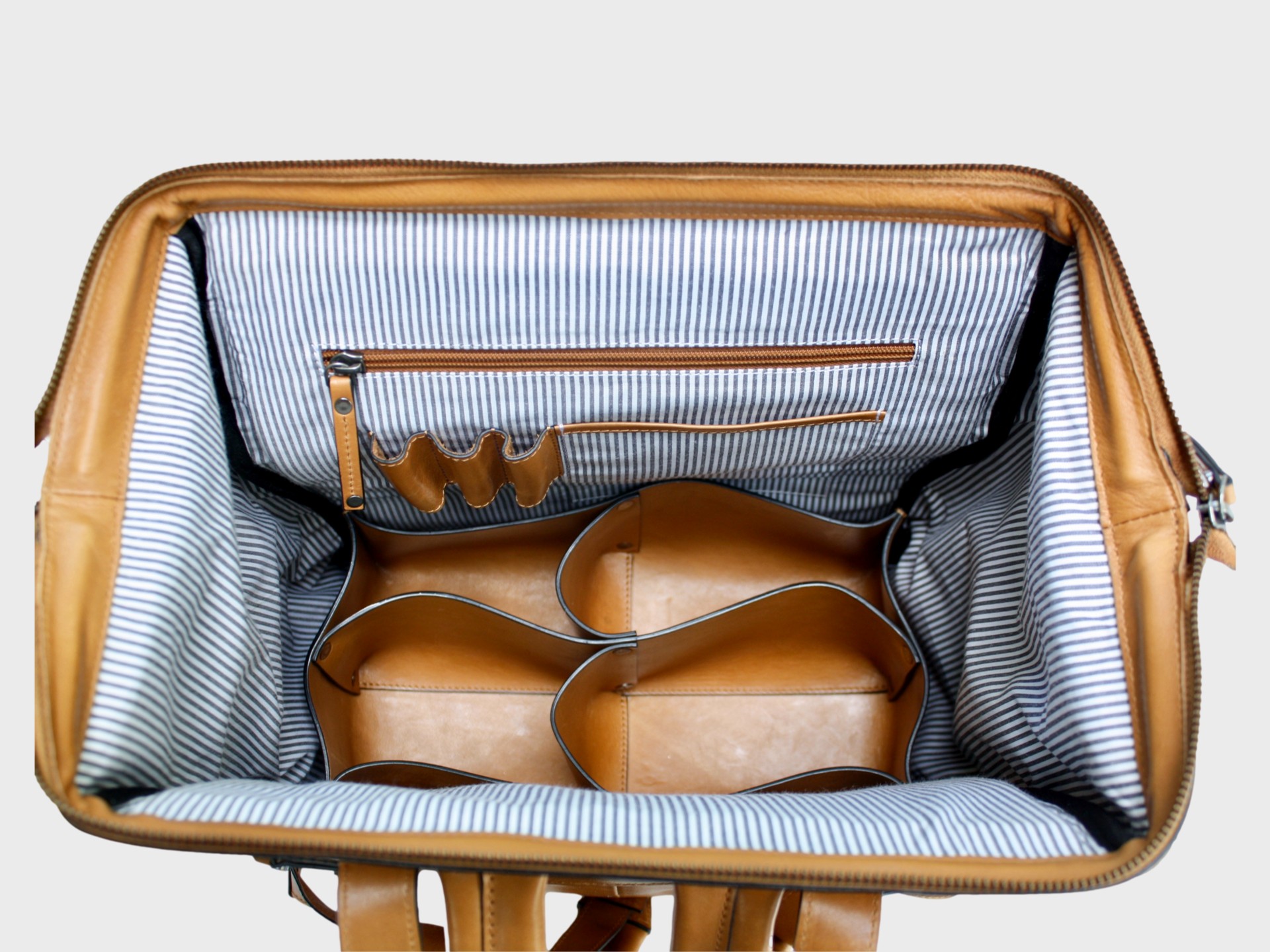 McFermoir zipper cognac open