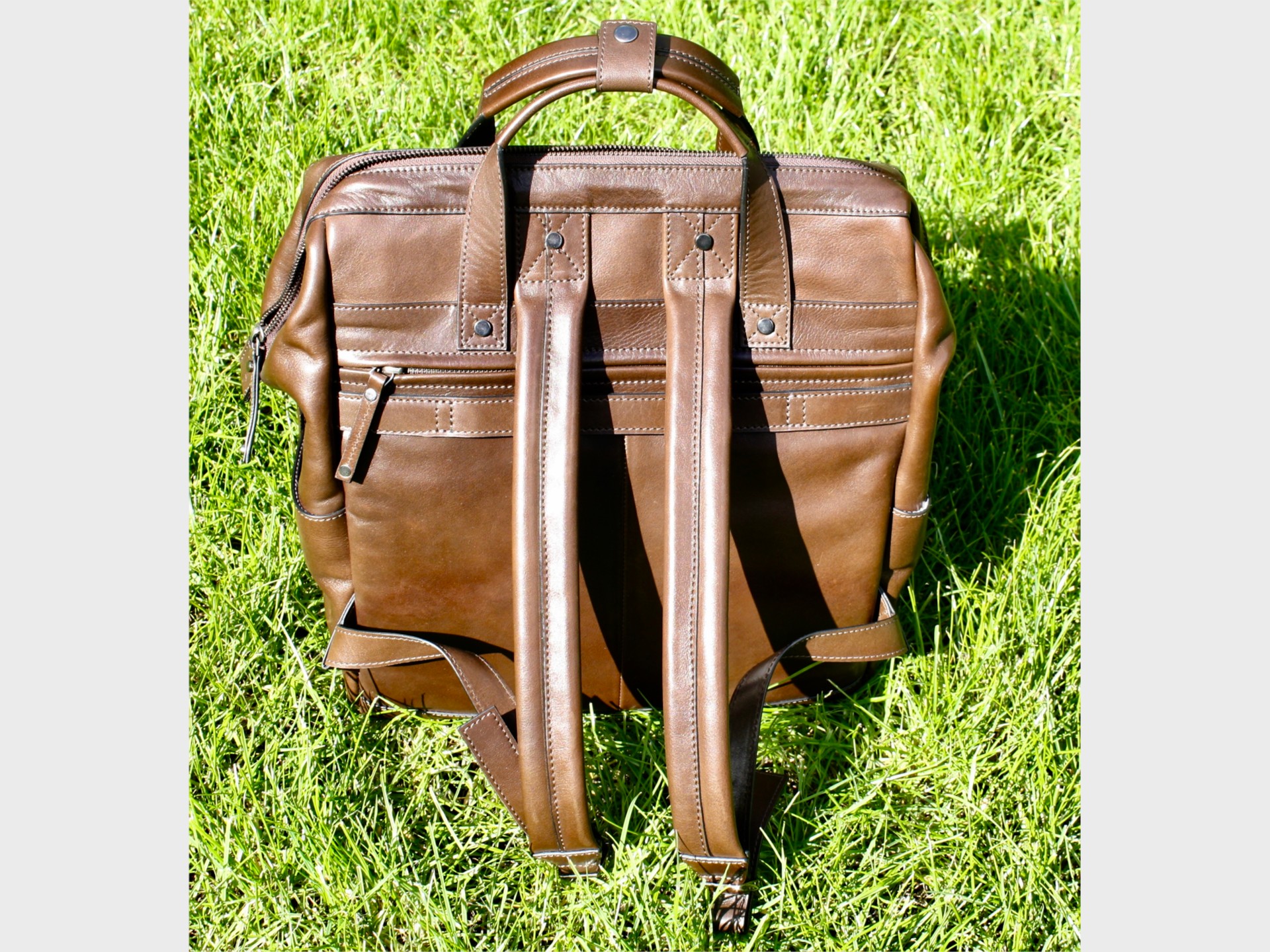 McFermoir zipper donkerbruin op gras achterzijde