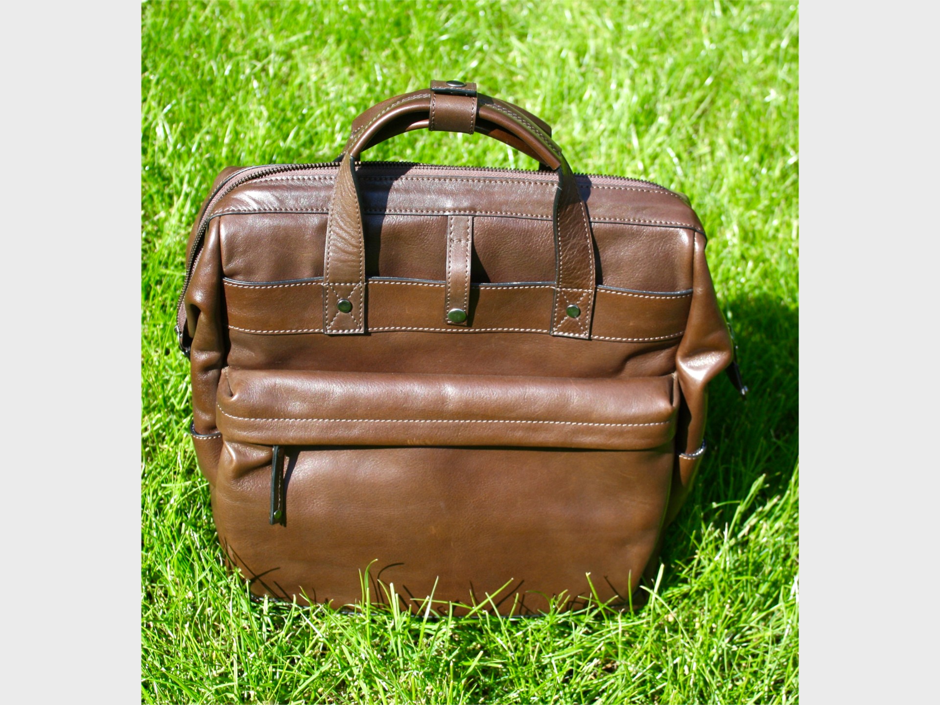 McFermoir zipper donkerbruin op gras